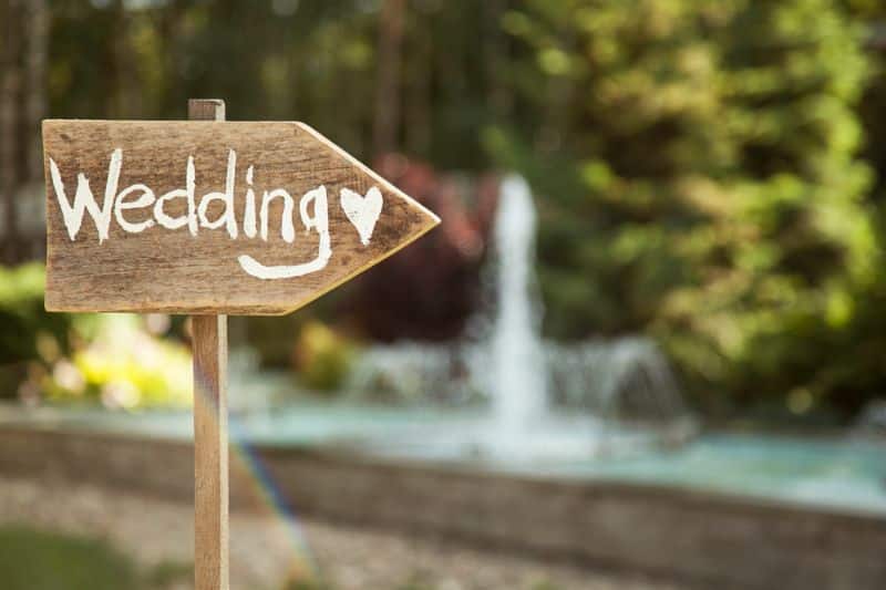 Panneau avec 'wedding' et flèche