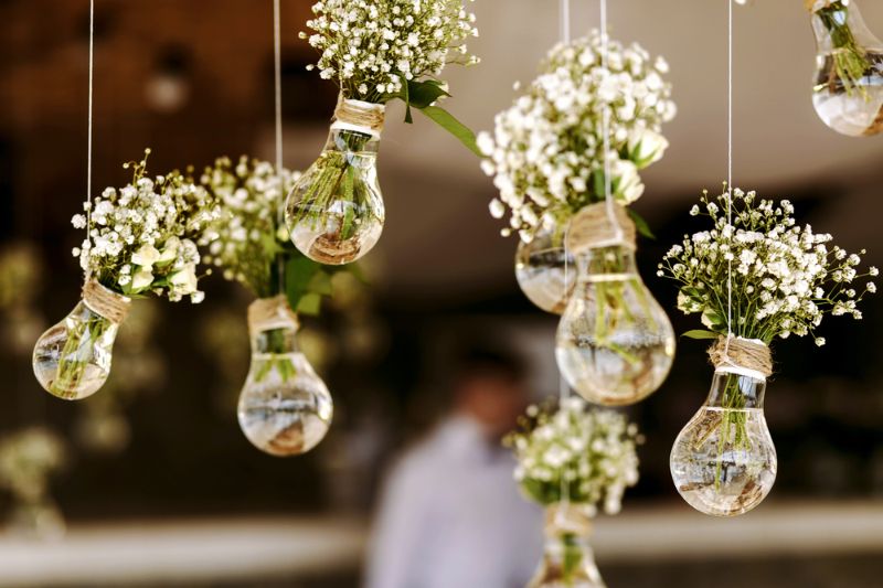 Petits vases suspendus au plafond. Se marier au camping