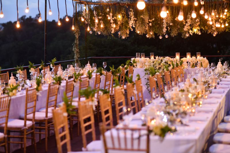 Tables joliment décorées pour un mariage au camping