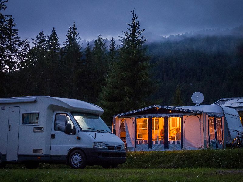 Le poêle à bois fume et les lumières sont allumées. Faites-vous attention à ne pas utiliser trop d'électricité sur le camping ?