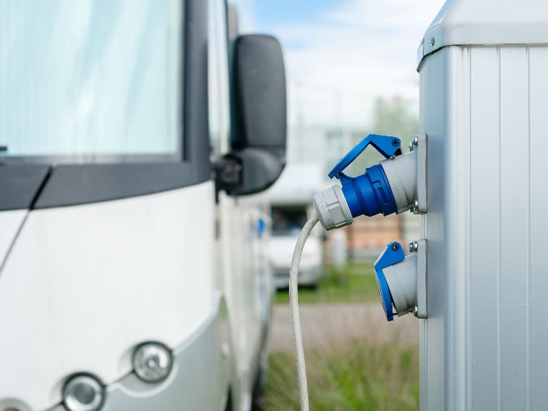 Lorsque vous réservez votre emplacement de camping, pensez à la quantité d'électricité que vous allez utiliser pendant vos vacances.