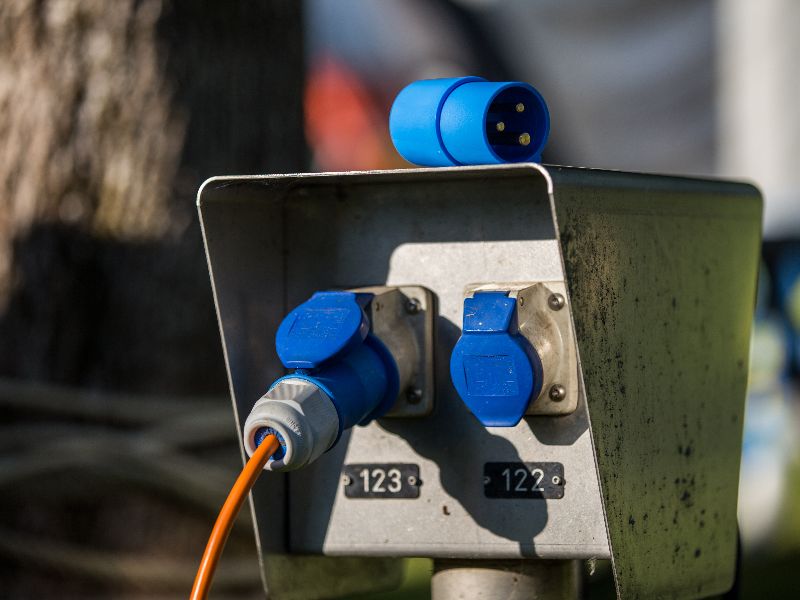 Électricité dans un camping-car : Tout comprendre en 5 min !