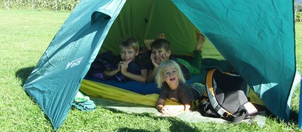 enfants sous tente