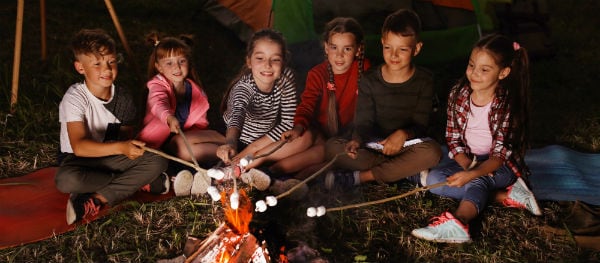 enfants au feu de camp