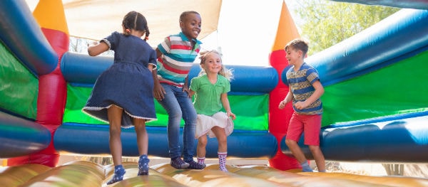 enfants au château gonflable