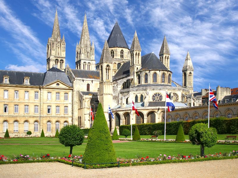 Caen compte de nombreux bâtiments historiques et est devenue une véritable métropole moderne