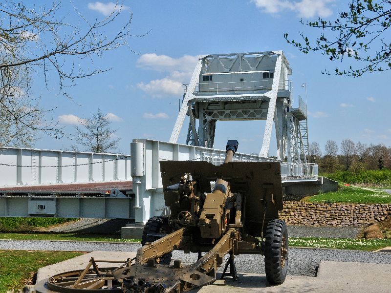 Le pont de Bénouville, aussi appelé pont Pégase, a été épargné