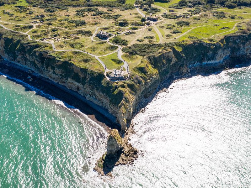 La Pointe du Hoc vue d’en haut : les cratères laissés par les bombardements sont nettement visibles