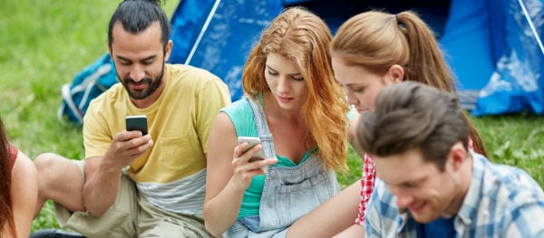 De plus en plus de gens sont absorbés par leur smartphone même pendant les vacances.