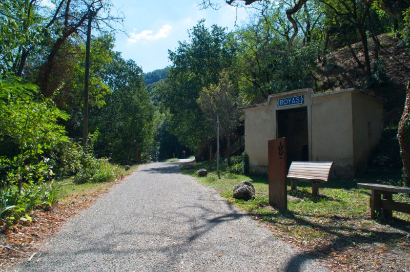 Une véritable ancienne gare le long d’une Voie Verte à Royas, en France. Vous pourrez vous y abriter si la météo est mauvaise ou tout simplement faire une pause.