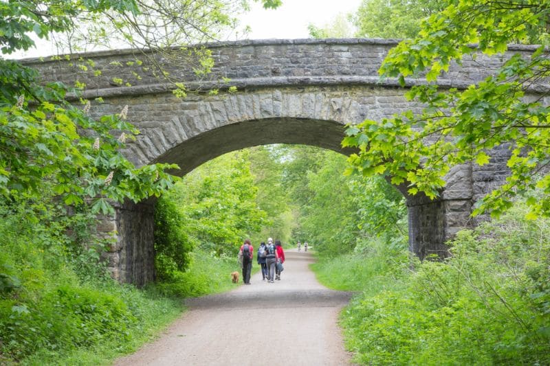 Les Voies Vertes ne sont pas uniquement réservées aux cyclistes. Les autres usagers non motorisés, tels que les piétons ou les cavaliers, sont aussi les bienvenus.