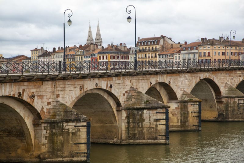 Le pont Saint-Laurent à Mâcon date du 11e siècle.