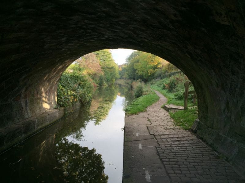 Un tunnel calme et agréable le long d’un canal.
