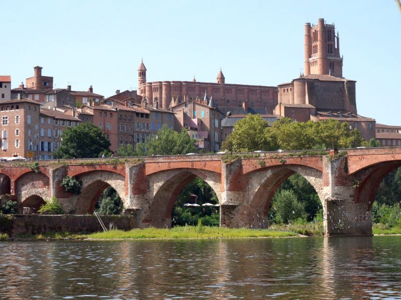 Le Pont Vieux et la cathédrale s’admirent le mieux depuis l’extérieur du centre-ville.