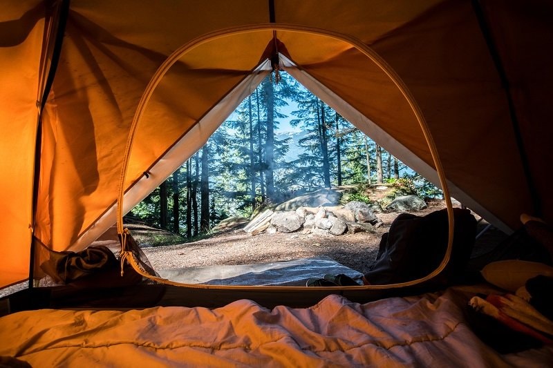 Il vaut mieux ne laisser aucun objet de valeur dans une tente. Si vous devez toutefois laisser de tels objets derrière vous, rangez-les dans la voiture ou dans le coffre-fort de l’exploitant du camping.