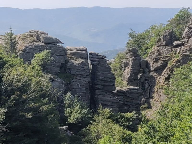 De nombreuses formations rocheuses vous attendent autour du Lac de Vézoles.