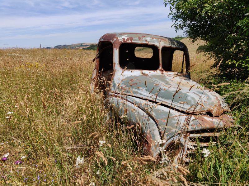 Au beau milieu d’une prairie, apparaît tout à coup une Citroën à l’abandon.