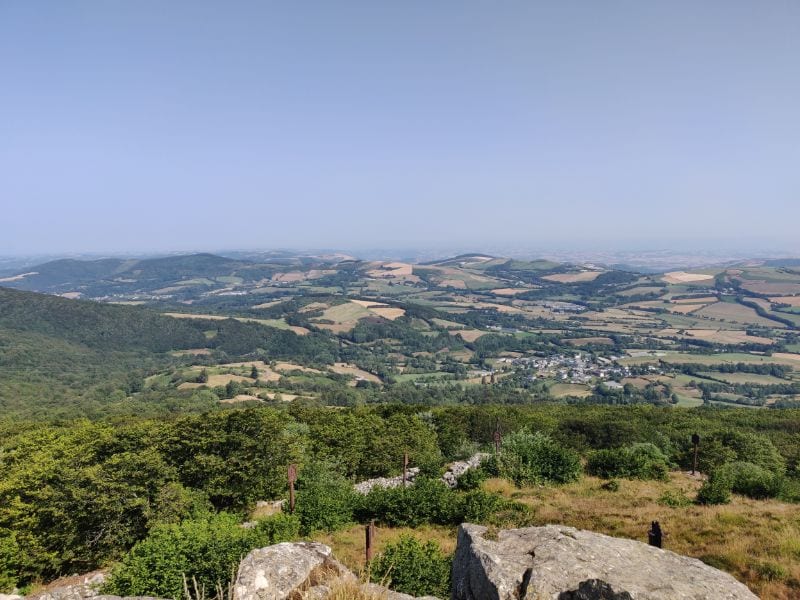 Vue sur la vallée de Lacaune depuis le Pic du Montalet