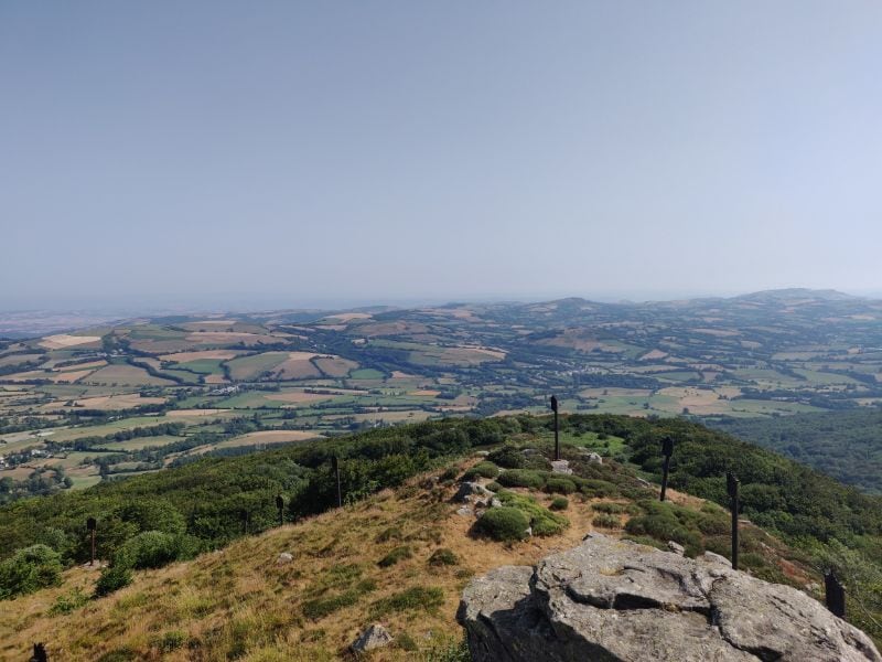 Au sommet du Pic du Montalet, cette vue splendide sur la vallée de Lacaune et du Haut-Languedoc s’offre à vous.