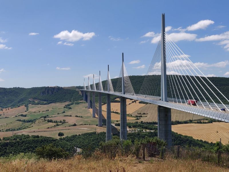 Ne passez pas à côté du Viaduc de Millau si vous êtes dans la région. L’aire aménagée à proximité est équipée de tout le nécessaire.