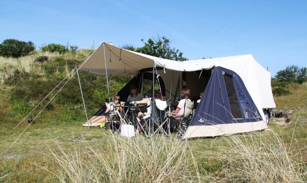 Détente dans la caravane pliante