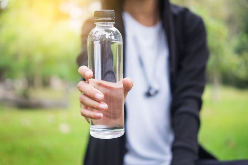 Emporter une petite bouteille d’eau