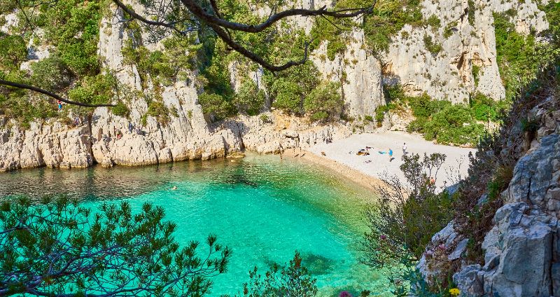 Strand bij Calanque d en-vau Zuid-Frankrijk