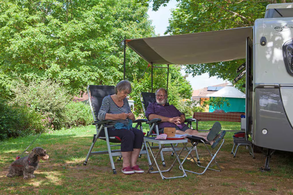 couple près d’une caravane avec chien Le Ventoulou Sites Paysages camping adapté aux chiens France
