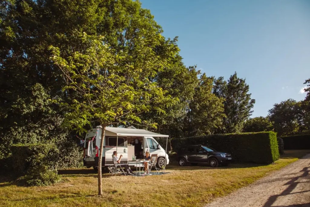 homme et femme devant un camping-car Camping Village de la Guyonnière meilleurs emplacements pour camping-cars