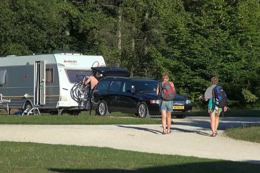 homme et femme en randonnée meilleur camping pour la randonnée Camping Porte des Vosges