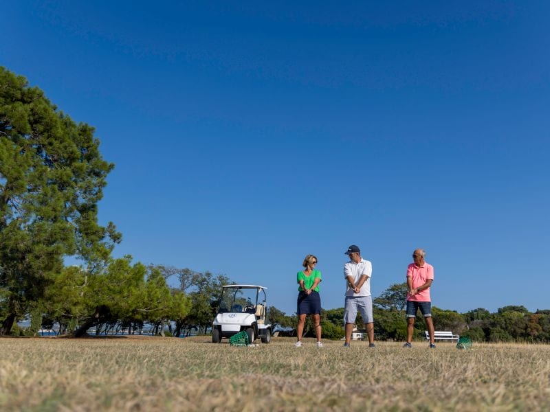 Un petit golf à Brijuni tout en admirant la vue sur la mer. Ronald et Janine pourraient s’y faire