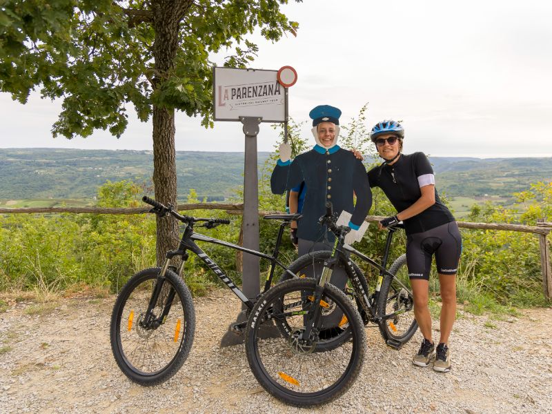 Alie et Nellie se dépensent sur le Parenzana Trail. Avec une anecdote amusante en prime, cela ne gâche rien.