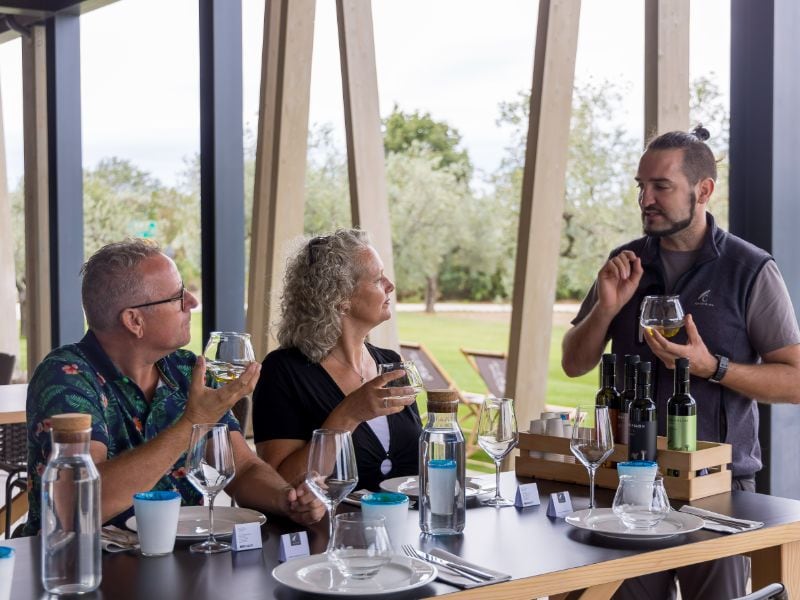 L’huile d’olive se déguste comme le vin : sans accompagnement. Walter et Silvia ont appris des choses et dégusté la meilleure huile d’olive de la région