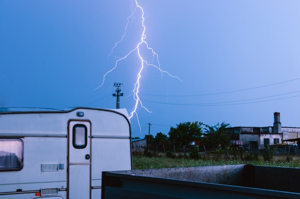 foudre avec une caravane au premier plan