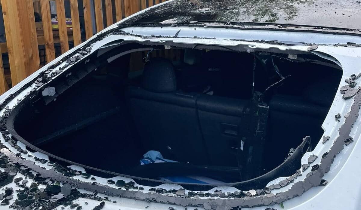 voiture avec lunette arrière éclatée