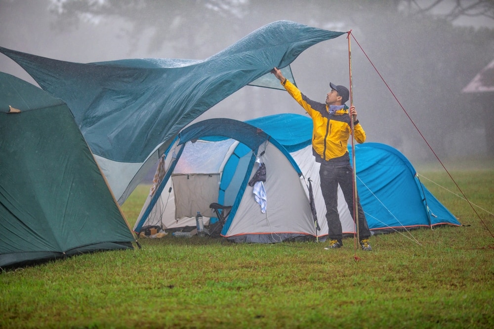 une tente en cas de vent fort et de pluie