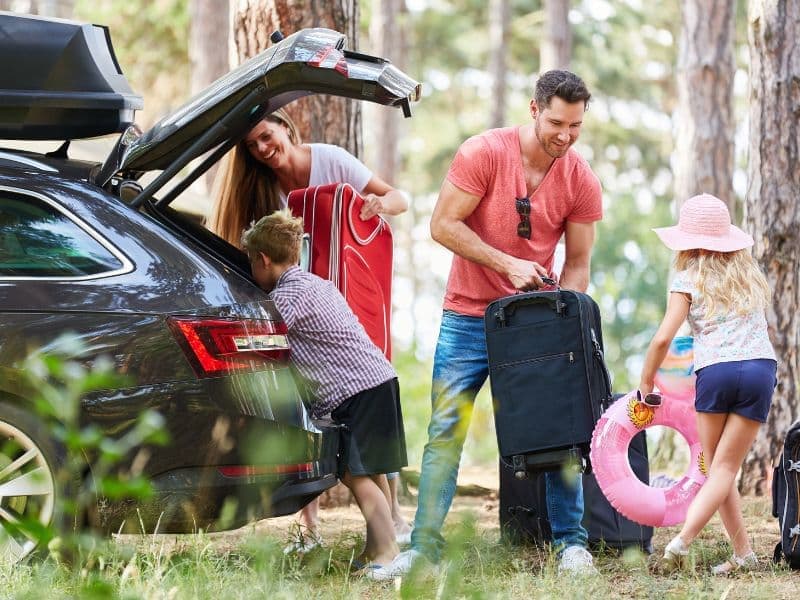 familie-pakt-auto-in-vakantie