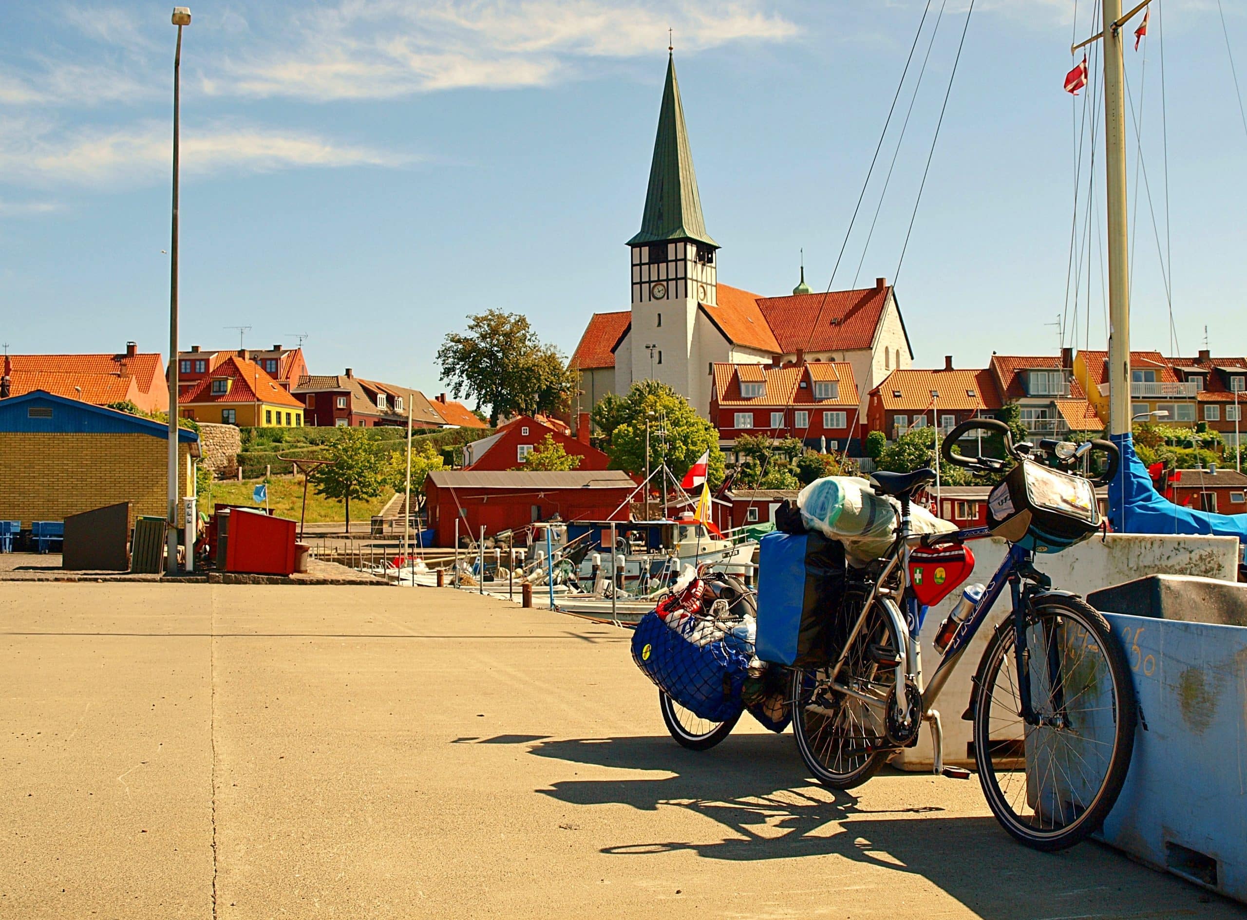 Vélo le long de l’eau dans un petit port danois