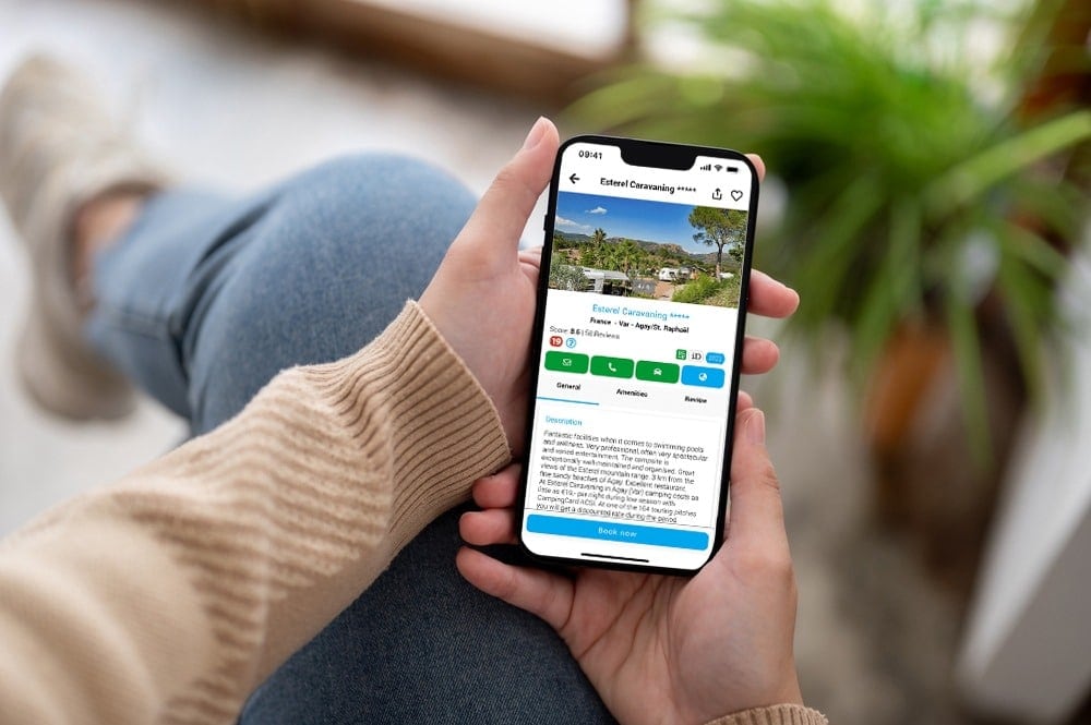 smartphone avec le site Web CampingCard ouvert